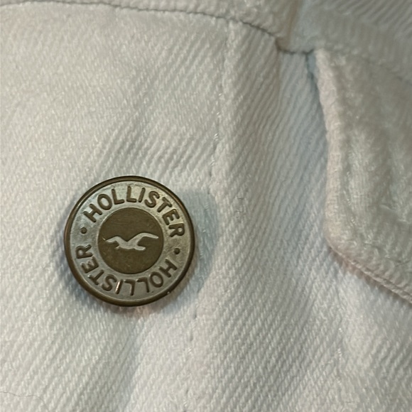 Holister white cropped trucker jacket with raw hem. Button closure/pockets - Picture 2 of 6